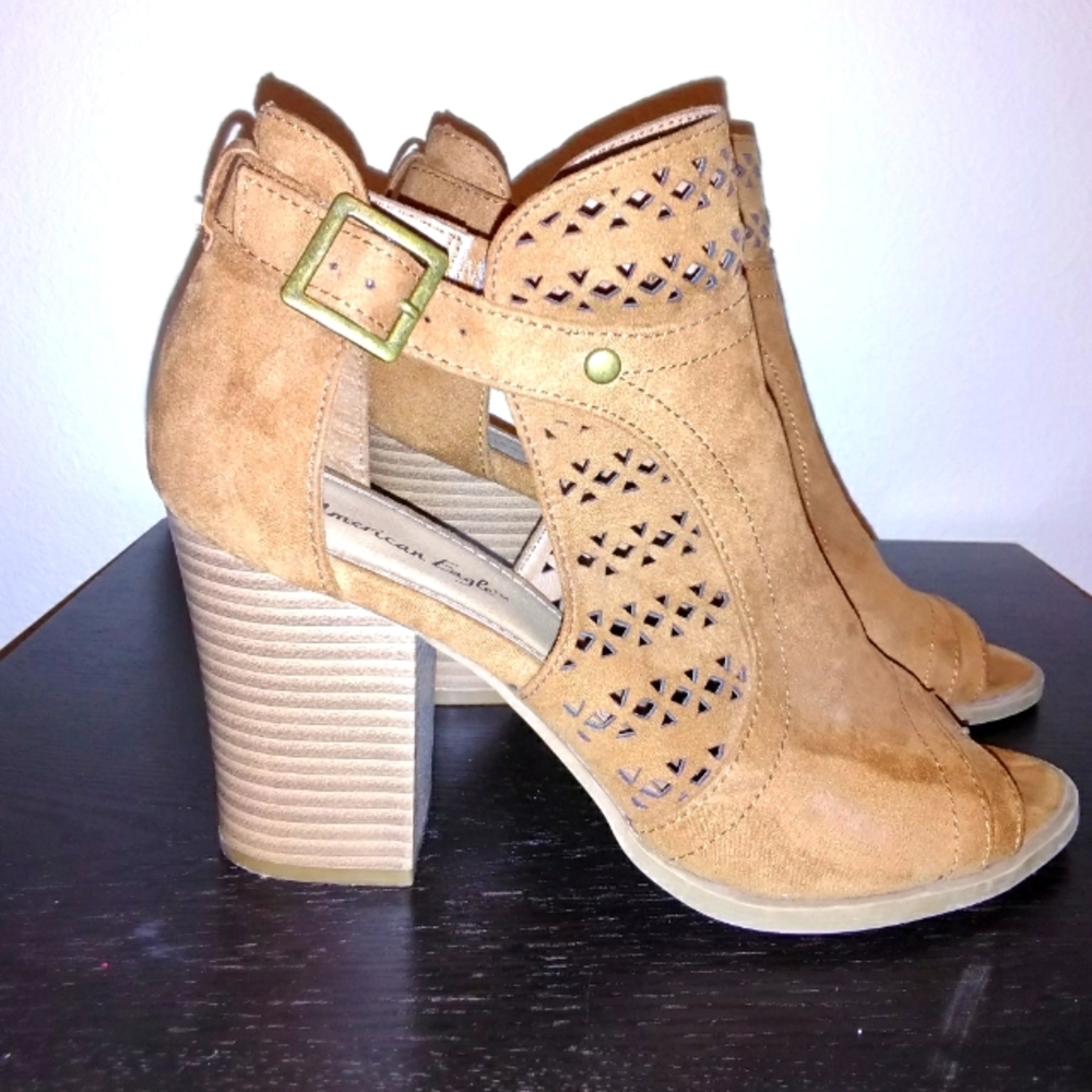 American Eagle tan heel size 7 1/2